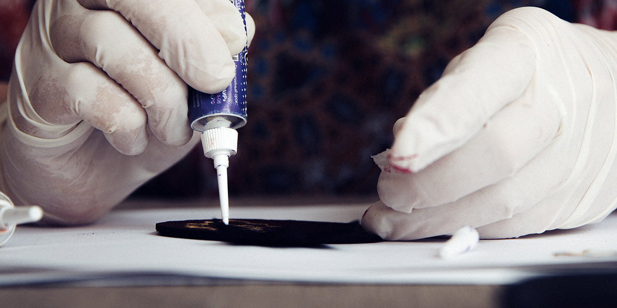 Réparer une pièce plastique avec de la colle